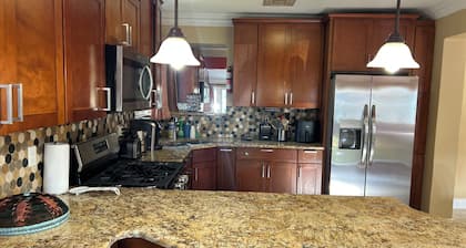 2-bedroom house in Nassau near downtown and the beach with Wi-Fi and AC