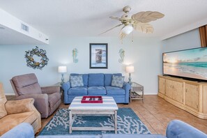 Condo, 3 Bedrooms | Living area