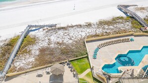 Een resort met uitzicht op het strand, een zwembad en een promenade.