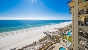 Een hotel aan het strand met een zwembad en een mooi uitzicht op de oceaan.