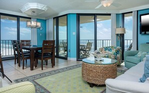 Condo, 3 Bedrooms | Ruang tamu