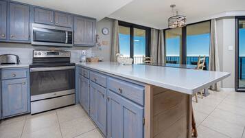 Condo, 3 Bedrooms | Private kitchen | Fridge, oven, coffee/tea maker