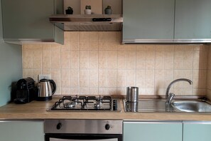 Private kitchen - Massimo's House - 1 minute from Jonio metro station (Roma)