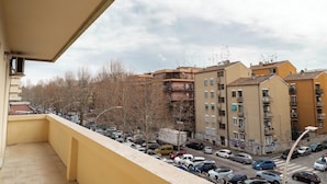 A balcony overlooking a street with parked cars and multi-story buildings. - Massimo's House - 1 minute from Jonio metro station (Roma)