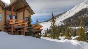 A log cabin-style hotel with a balcony and a view of a snowy mountain. - Saddle Ridge B5 3 Bedroom Townhouse (Big Sky)