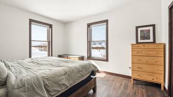 4 kamar tidur, ruang kerja ramah laptop, dan setrika/meja setrika