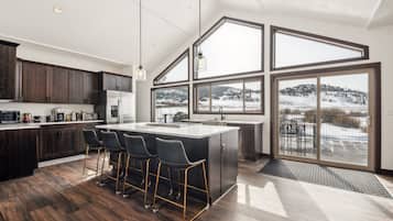 Dapur pribadi | Lemari es, oven, mesin pembuat kopi/teh, dan pemanggang roti