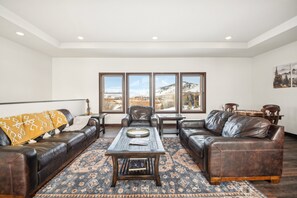 Nhà, 4 phòng ngủ | Khu phòng khách | Smart TV 