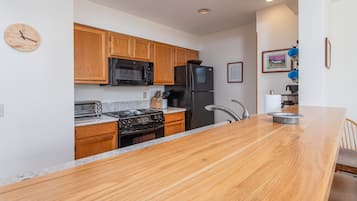 Condo, 2 Bedrooms | Private kitchen | Fridge, oven, coffee/tea maker, toaster