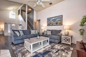 Casa, 4 habitaciones | Área de sala de estar