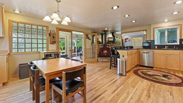 House, 3 Bedrooms | Dining