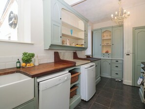 Dishwasher, cookware/dishes/utensils - Cefn Campstone (Abergavenny)