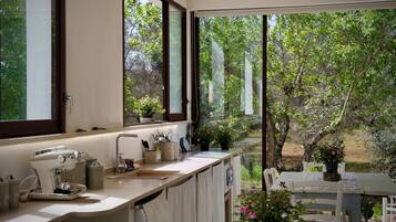 Frigorifero, microonde, forno, piano cottura