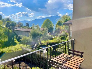 Outdoor dining - Apartment with balcony, garden, parking. DOG WELCOME (Bellagio)