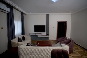 Basic Double Room, Balcony, Pool View | Living area
