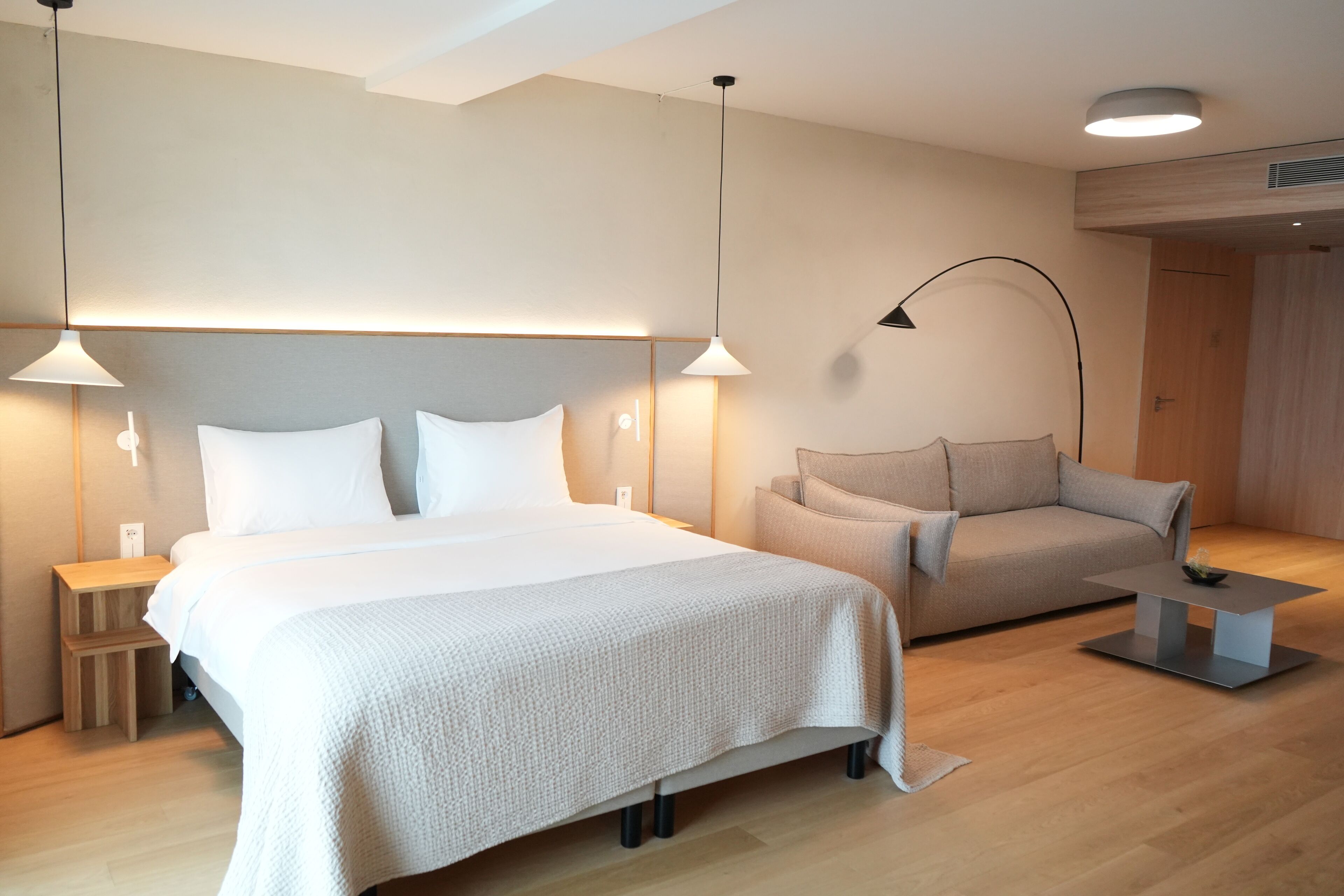 프리미엄 스위트, 발코니, 호수 전망 | 미니바, 객실 내 금고, 책상, 노트북 작업 공간