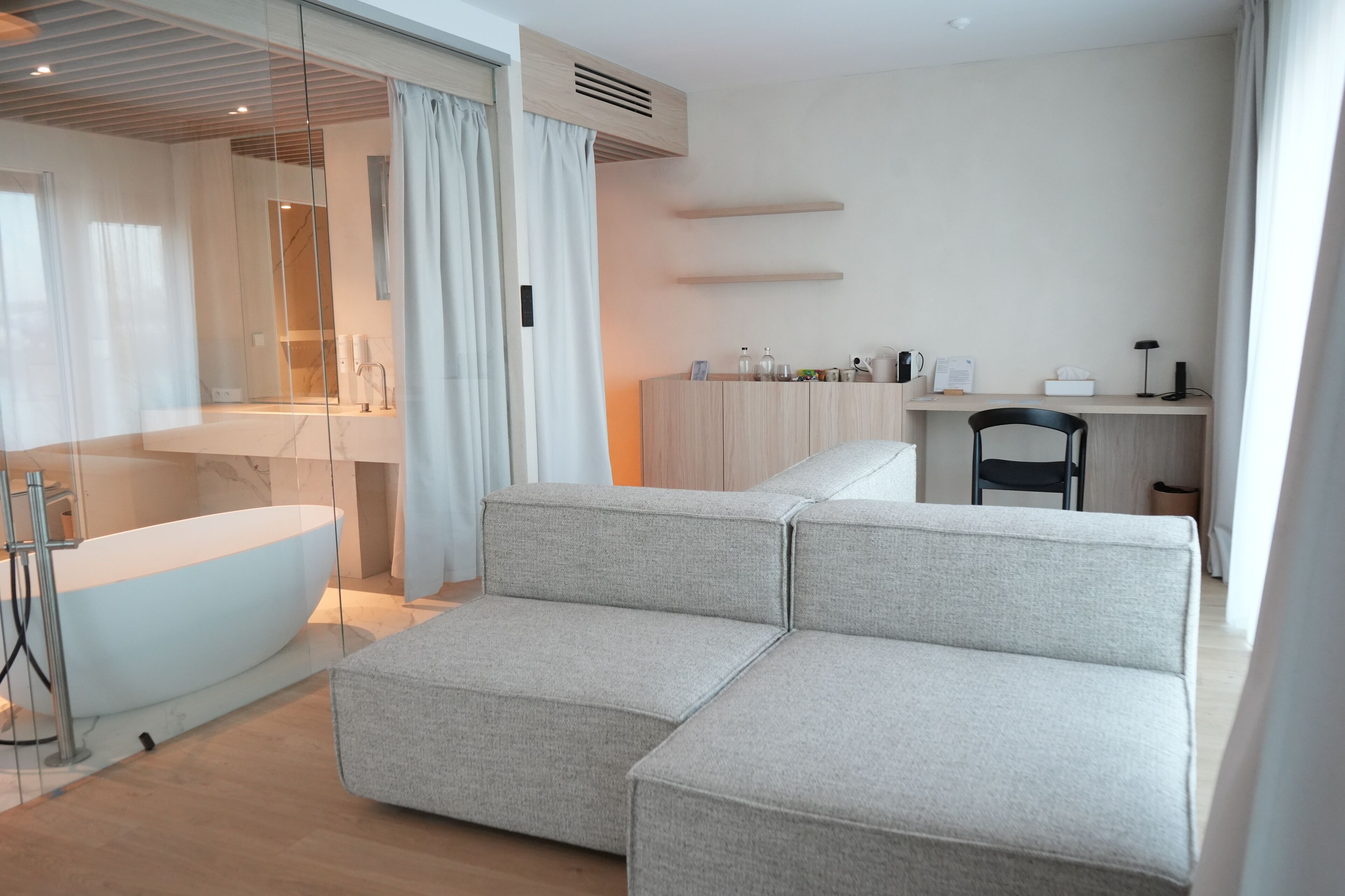 프리미엄 아파트, 발코니, 호수 전망 | 미니바, 객실 내 금고, 책상, 노트북 작업 공간