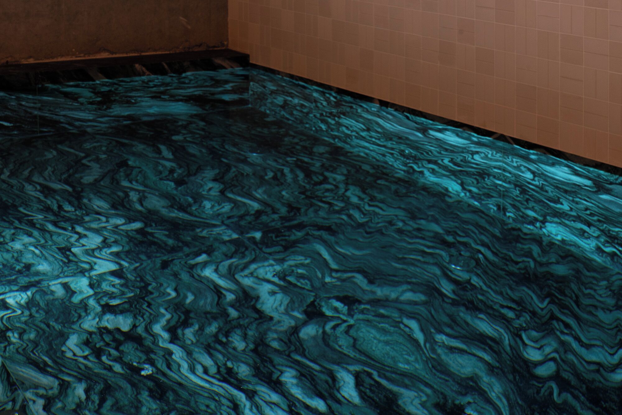 Una piscina techada, sillones reclinables de piscina