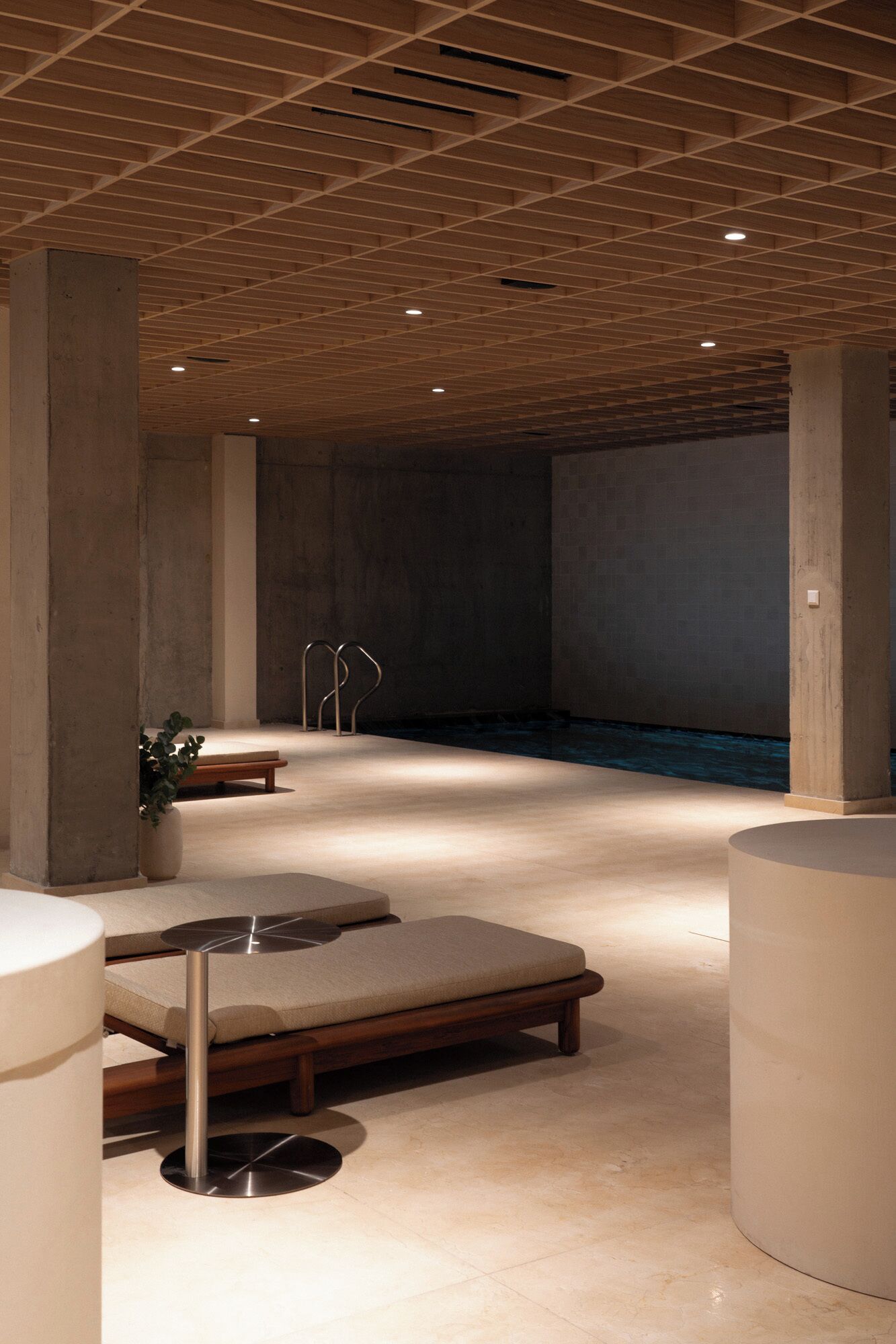 室內泳池；09:00 至 21:00 開放；躺椅