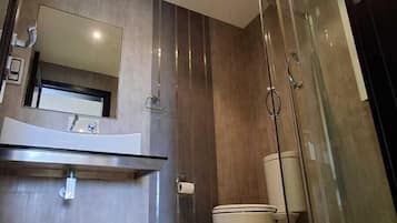 Kamar Double Deluks, 1 Tempat Tidur Queen, balkon, pemandangan kolam renang | Kamar mandi