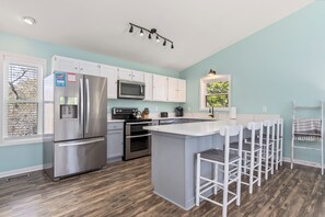 冷蔵庫、電子レンジ、オーブン、コンロ