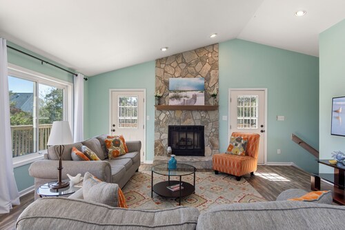 Stylish Oceanside Escape: 3BR, EV Charger, Decks, Near Beach Walkway