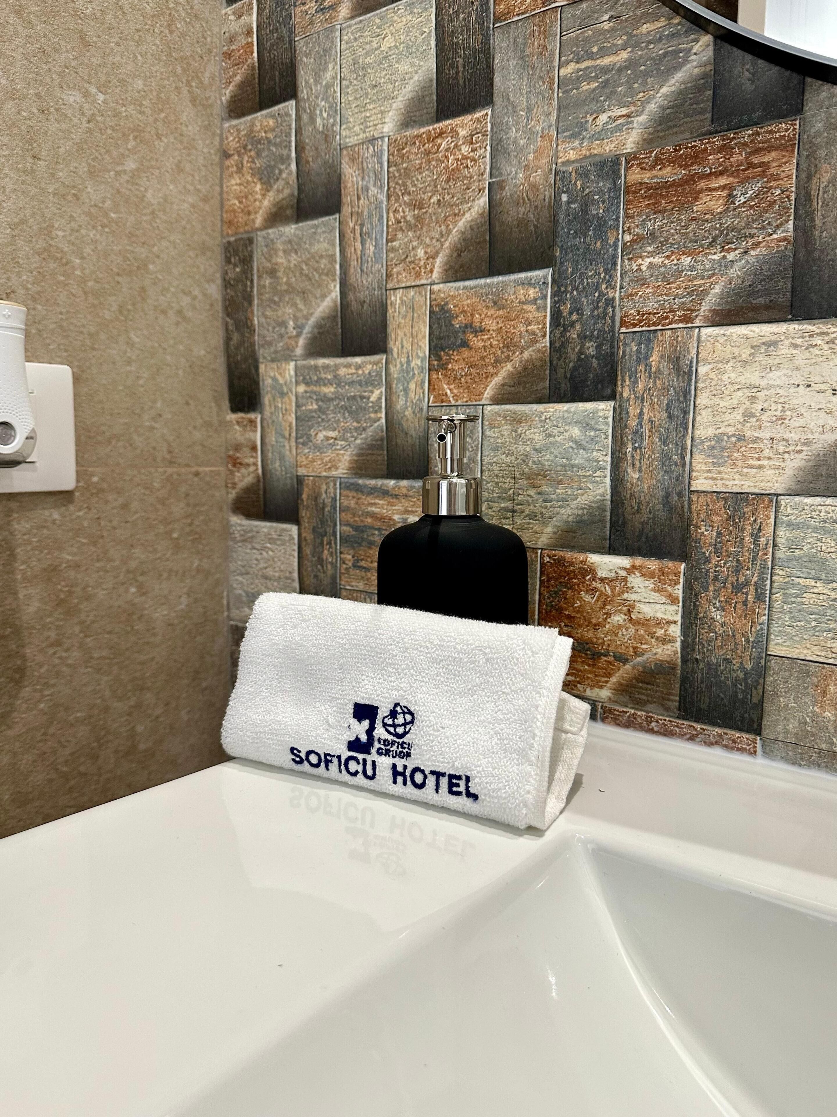 Luxury Double Room | Bathroom | Shower, towels, soap, shampoo