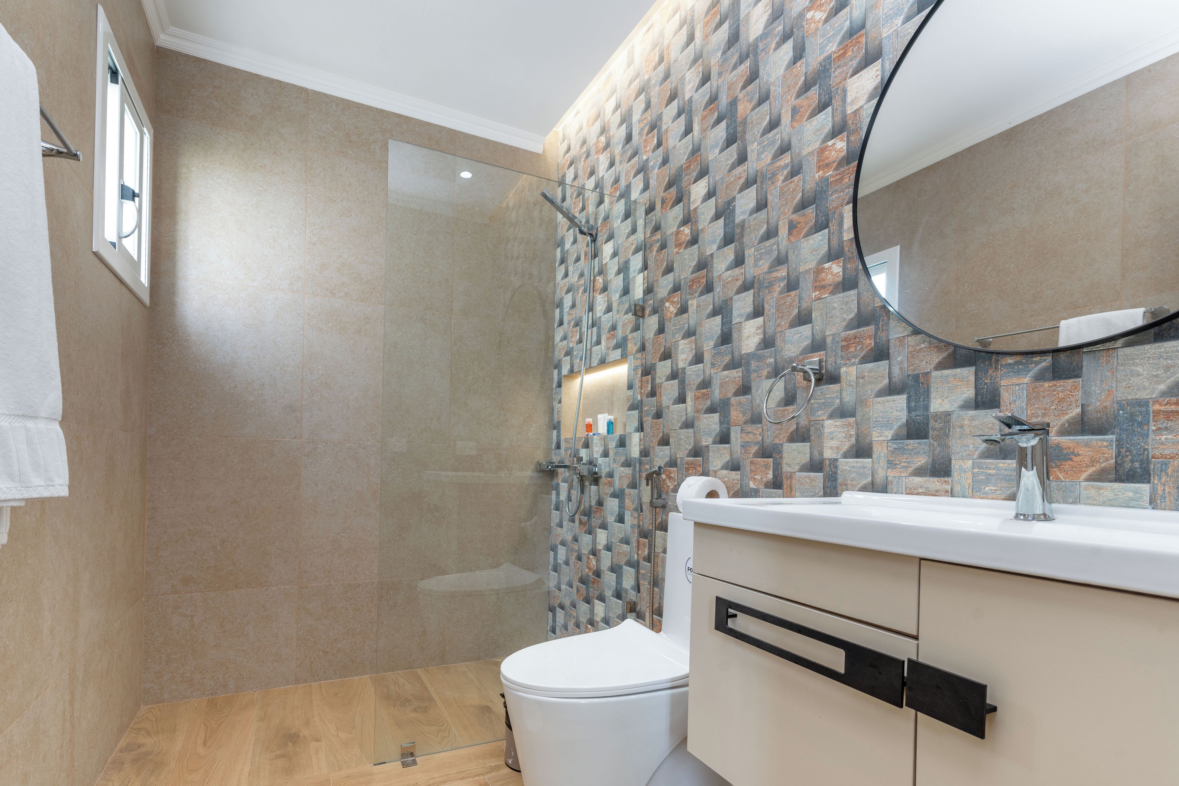 Un baño con ducha, inodoro y lavabo.