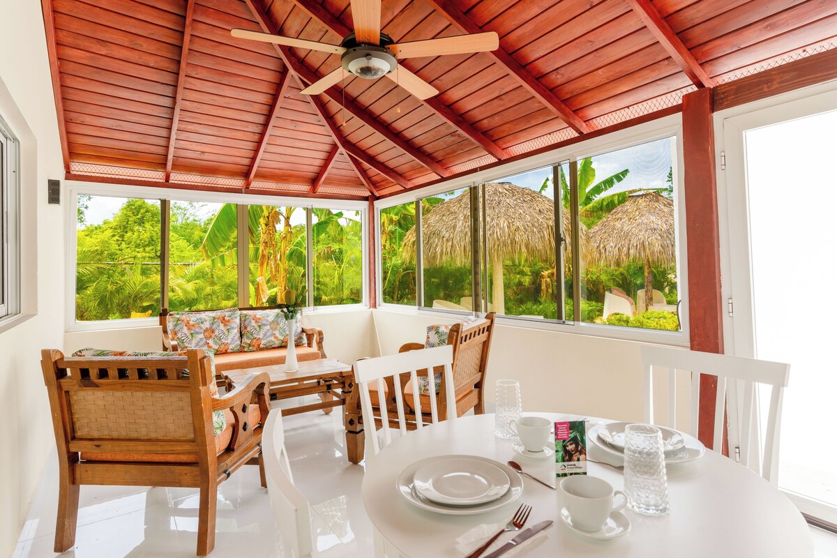 スーペリア ヴィラ 2 ベッドルーム プールビュー 1 階 | リビング エリア | 35 インチの薄型テレビ (ケーブル放送視聴可)