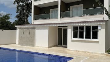 2 piscines extérieures