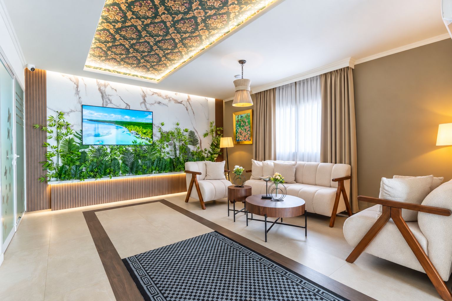 Ein modernes Wohnzimmer mit einer Sofagarnitur, einem Couchtisch und einem Fernseher.