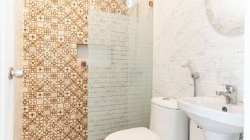 DOBLE VISTA JARDIN, ZONA VERDE, ACCESO PISCINA, ACCESO PLANTA BAJA | Bathroom | Shower, rainfall showerhead, hair dryer, towels