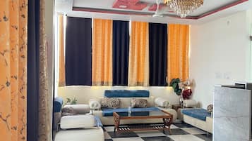Habitación Deluxe doble, vistas a la ciudad | Zona de estar