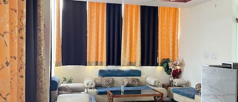 Habitación Deluxe doble, vistas a la ciudad | Zona de estar