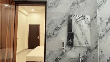 Deluxe-Doppelzimmer, Stadtblick | Badezimmer | Dusche, kostenlose Toilettenartikel, Hausschuhe, Handtücher