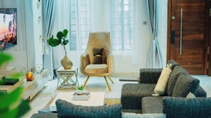 Smart TV - 4 Bedroom with Pool Table, High-Speed WiFi & Parking • Long Stay (Lagos)