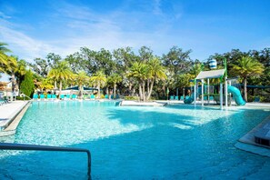Una piscina al aire libre, una piscina climatizada