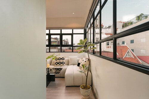 Spacious 7-bedroom house in fantastic Hanoi Old Quarter w Lift close to Beer Str