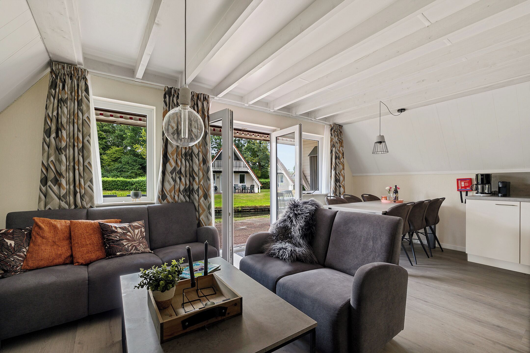 Een smart-tv en een open haard