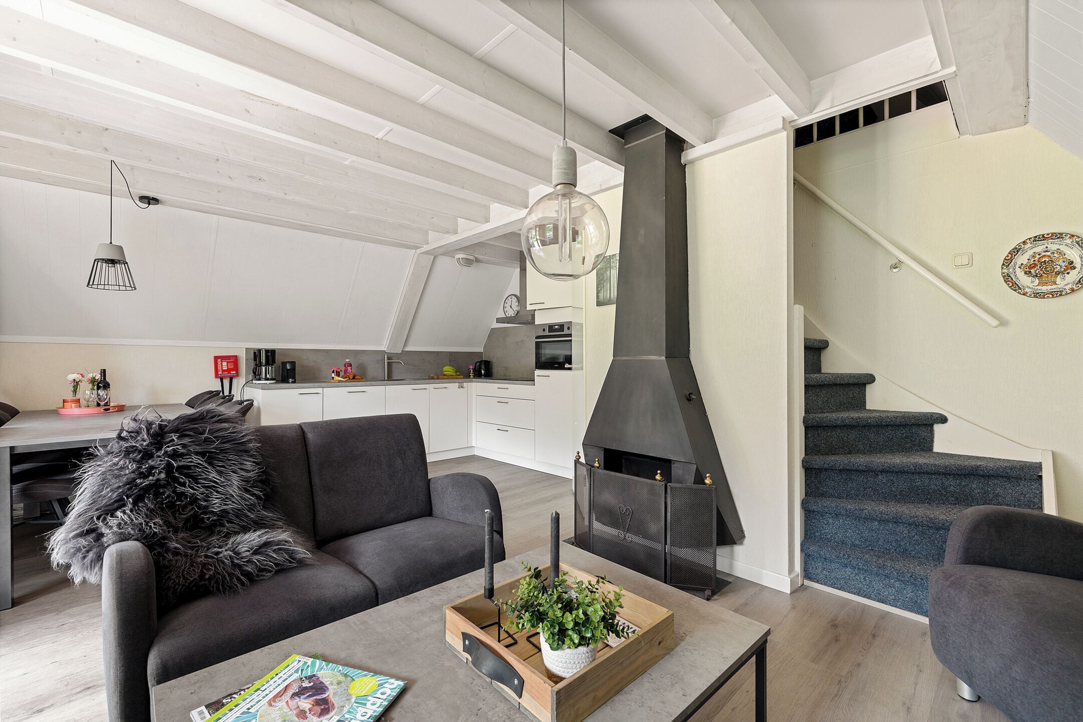 Een smart-tv en een open haard