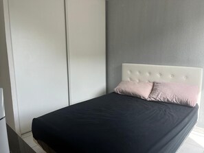 1 chambre, fer et planche à repasser, Wi-Fi gratuit, draps fournis