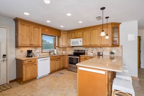 Fridge, microwave, oven, stovetop - ☀️Shared Pool + Spa | Fun Outdoor Area🐾Pet Friendly🐾Vallie's Villa☀️ (Fort Myers Beach)