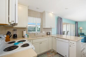 Fridge, microwave, oven, stovetop - ☀️ Fun Outdoor Area🐾Pet Friendly🐾Shared Pool + Spa | Monty's Place☀️ (Fort Myers Beach)