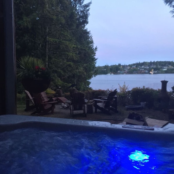 Outdoor spa tub