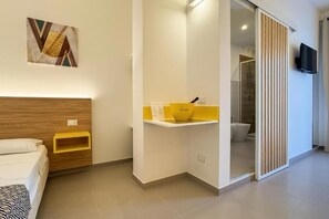 Desk, laptop workspace, blackout drapes, soundproofing - Tevergad Suite & Rooms (Terrasini)