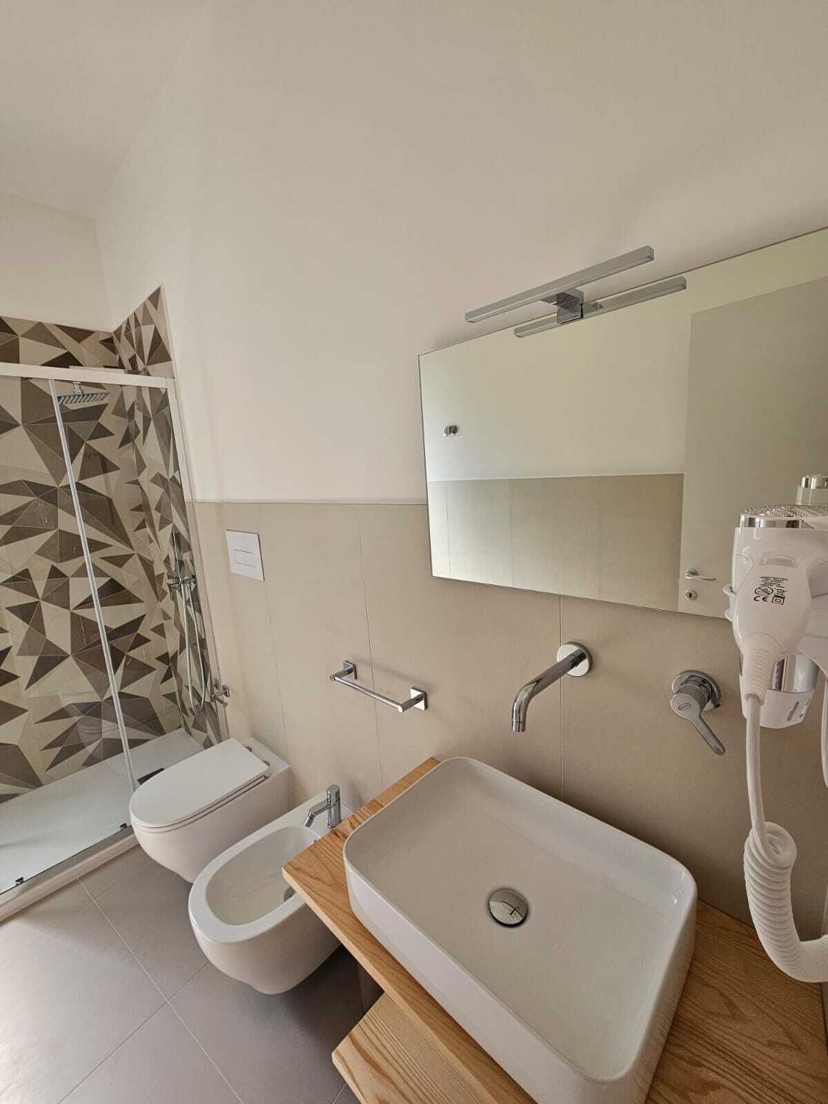 Camera Superior, balcone, vista città | Bagno | Doccia, asciugacapelli, asciugamani, sapone