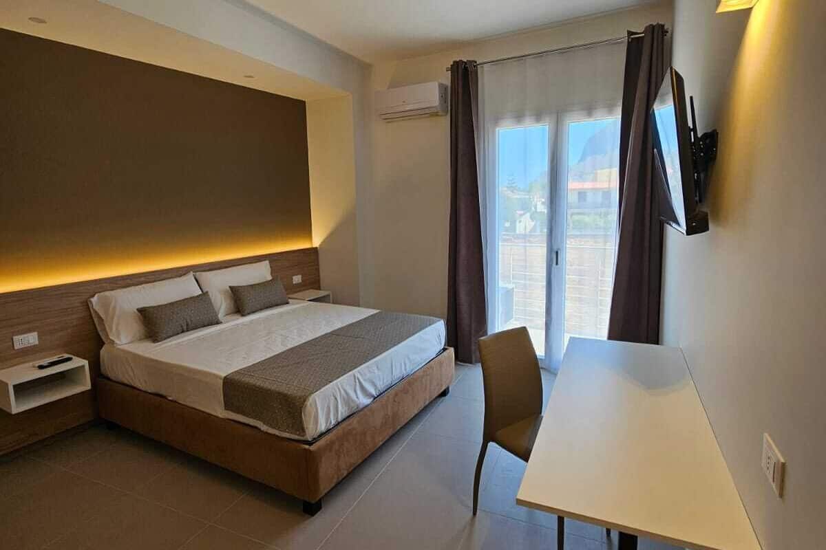 Studio Suite Superior, balkon | 1 kamar tidur, meja kerja, dan ruang kerja ramah laptop