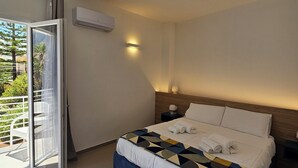 Deluxe Studio Suite, Balcony, City View | Desk, laptop workspace, blackout drapes, soundproofing - Tevergad Suite & Rooms (Terrasini)