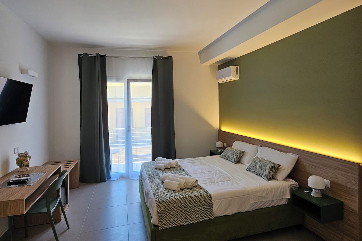 Kamar Deluks, balkon, pemandangan kota | 1 kamar tidur, meja kerja, dan ruang kerja ramah laptop