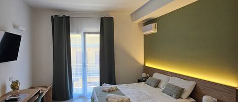 Deluxe-huone, parveke, kaupunkinäköala | Työpöytä, kannettavalle tietokoneelle sopiva työtila, pimennysverhot